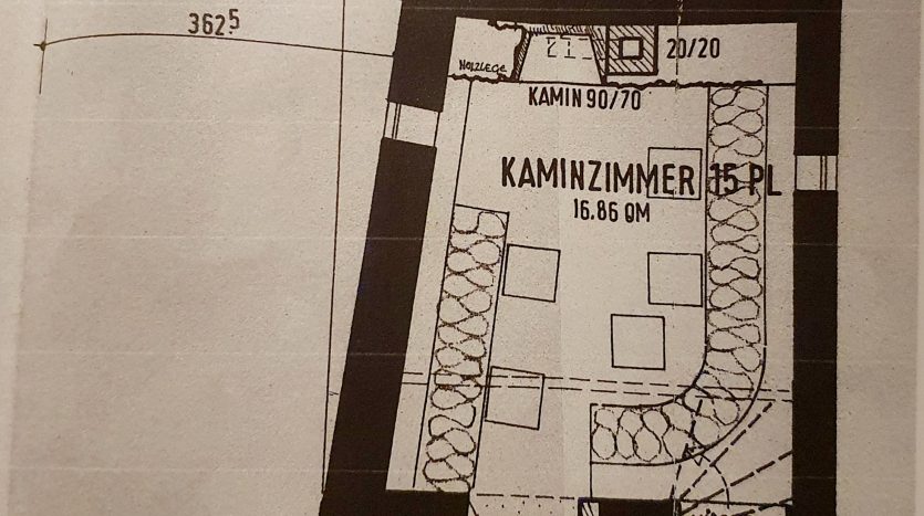 Grundriss eines Kaminzimmers mit Maßangaben, Kamin und angrenzenden Flächen. Geometrische Formen und Details sind sichtbar.