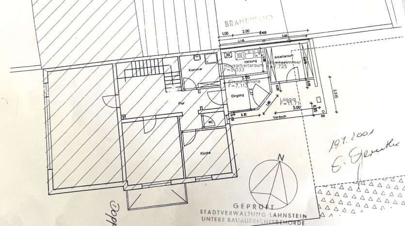 Grundriss eines Gebäudes mit verschiedenen Räumen, Maßangaben und Notizen der Stadtverwaltung Lahnstein.